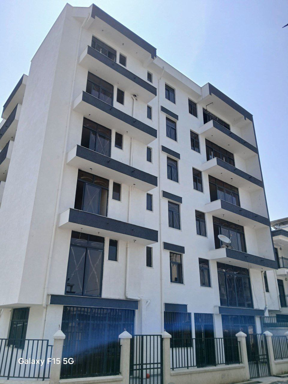 500 ካሬ የሚሸጥ G+5 ህንጻ በአያት