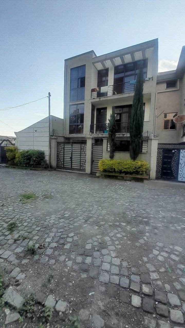 105 ካሬ የሚሸጥ G+2 ቤት በአያት