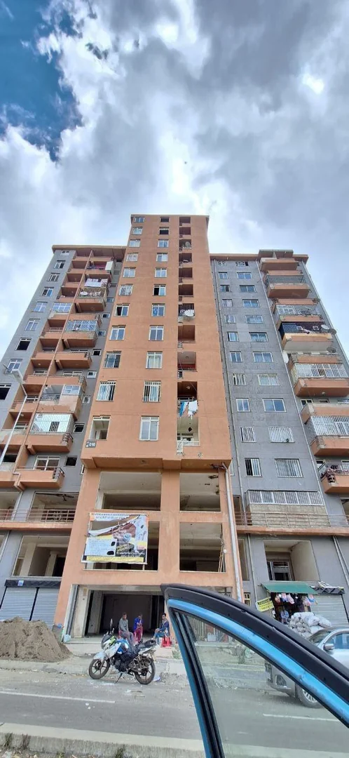 92 ካሬ የሚሸጥ 40/60  ኮንደሚንየም በአያት 49