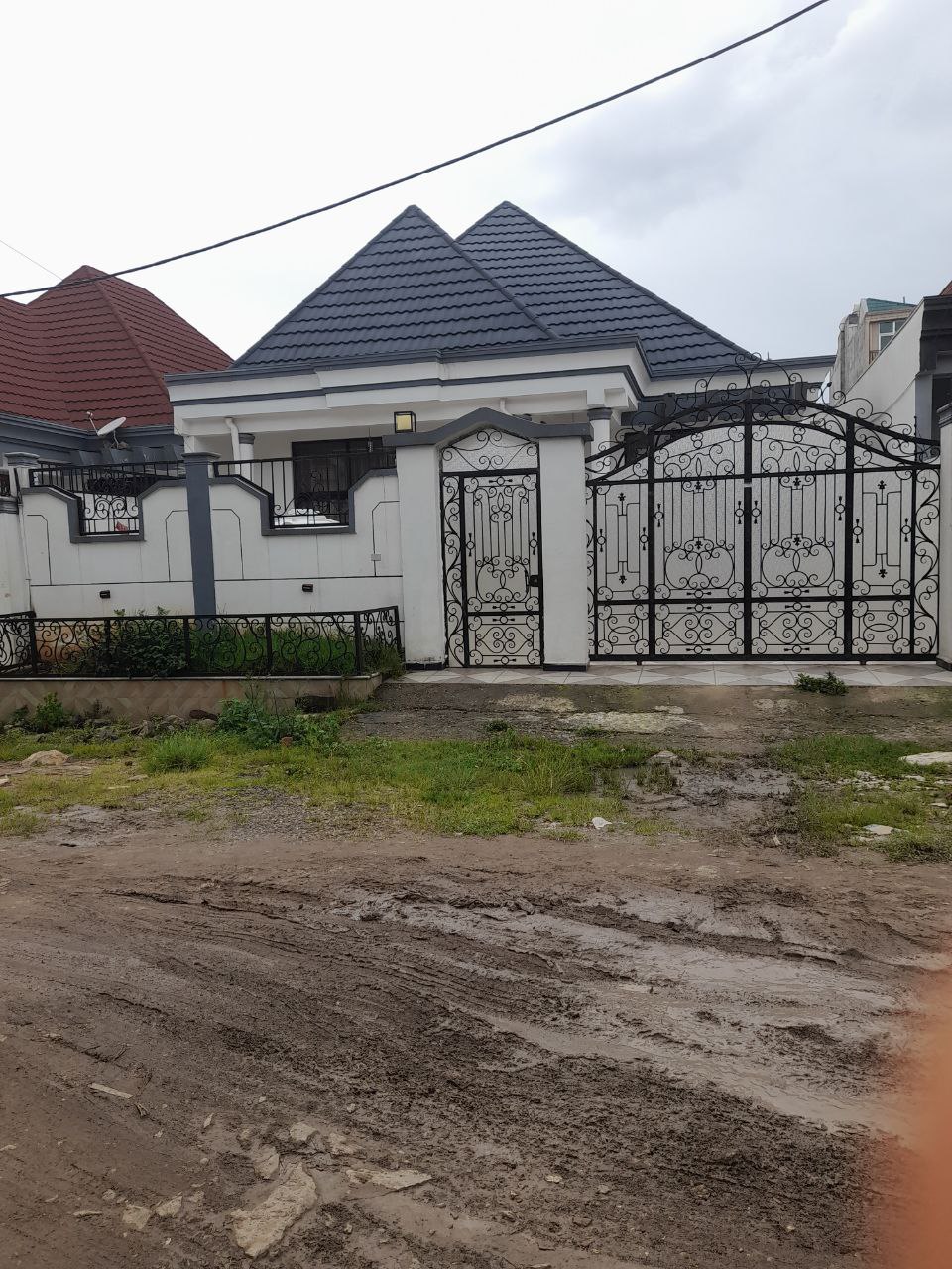 250 ካሬ የሚሸጥ ዘመናዊ ቪላ ቤት በሰሚት