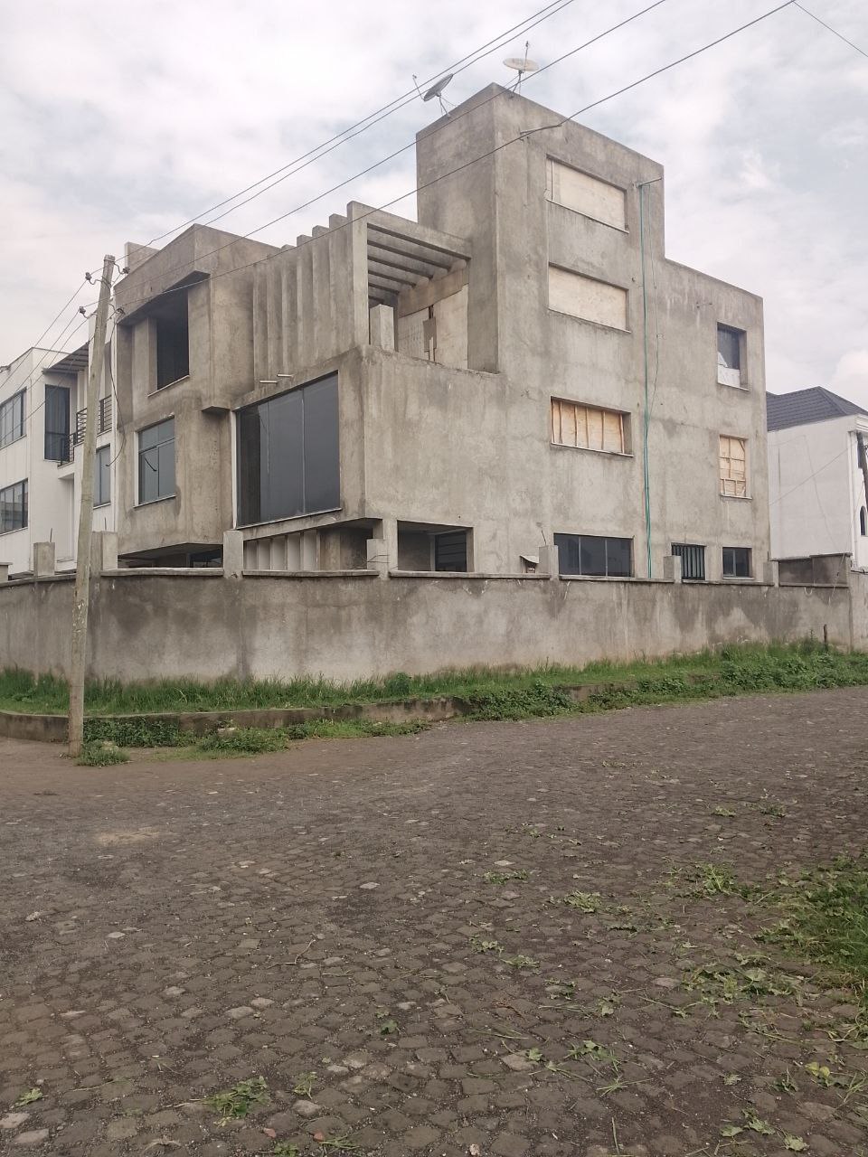 250 ካሬ የሚሸጥ G+2 ቤት በሰሚት