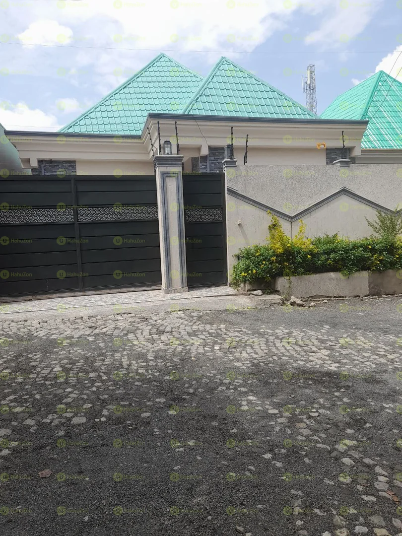 250 ካሬ የሚሸጥ ቪላ ቤት በሰሚት