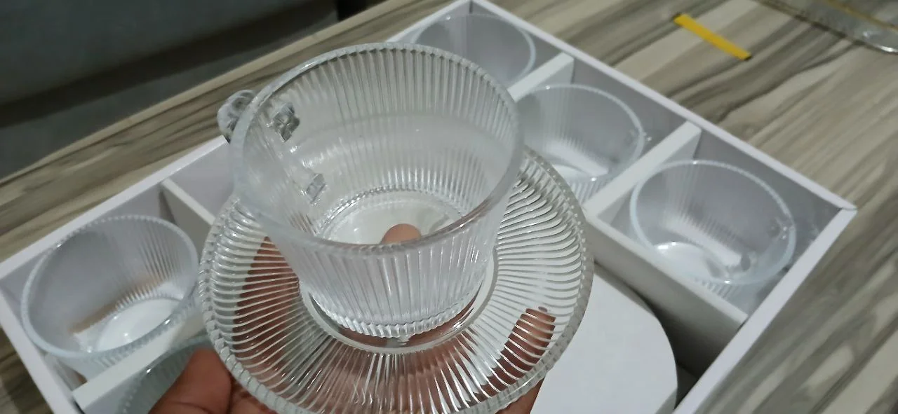 የሻይ ብርጭቆዎች ከነ ማስቀመጫቸው