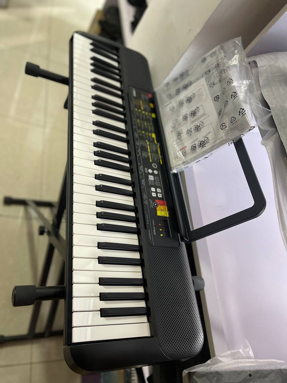 Yamaha F52 Keyboard
