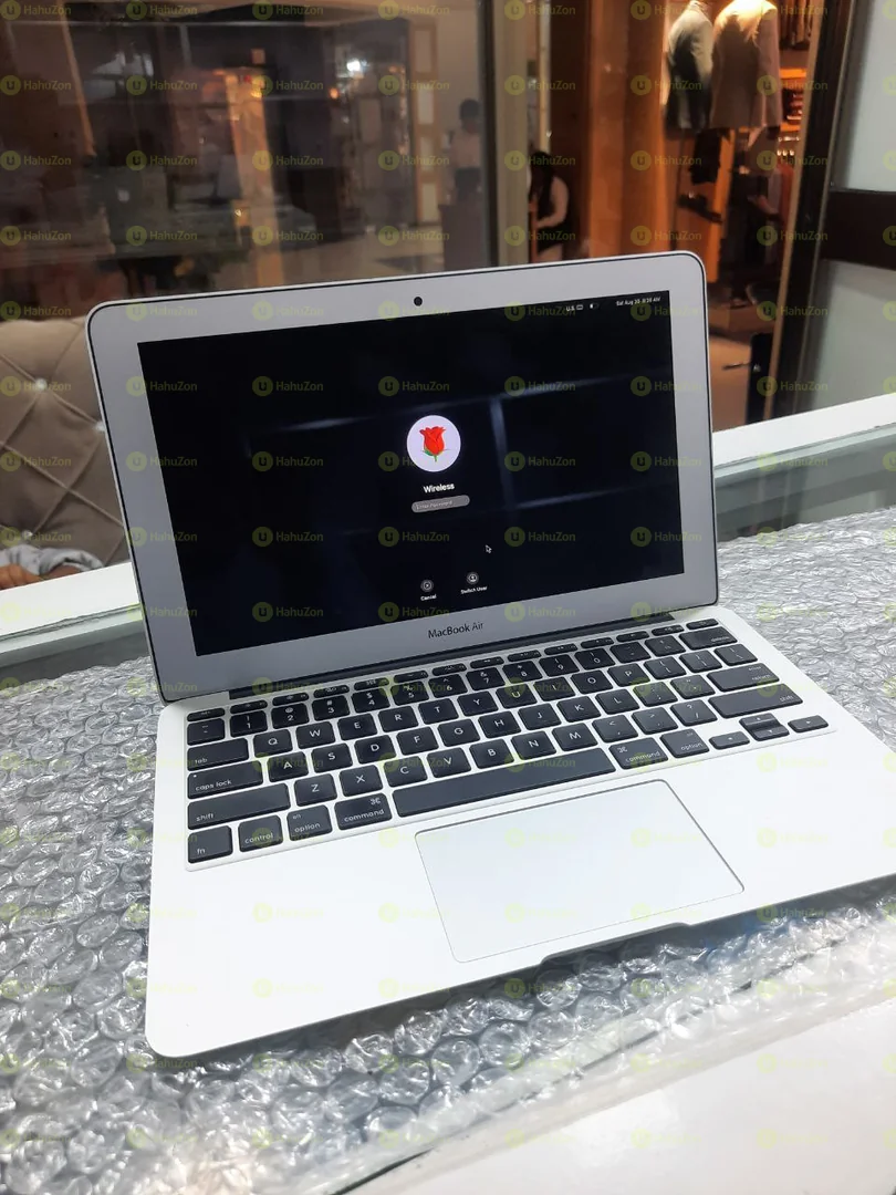 MacBook Air intel Core i5 Laptop