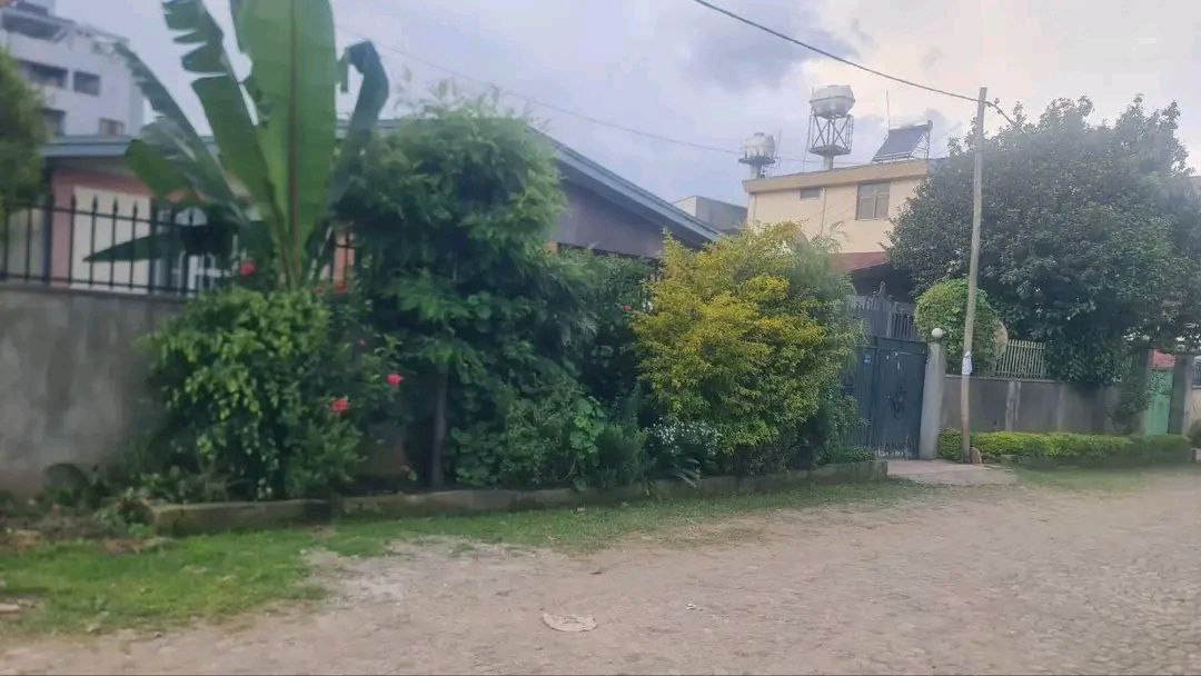 365 ካሬ የሚሸጥ ቪላ ቤት በአያት ኮንፓውንድ ውስጥ