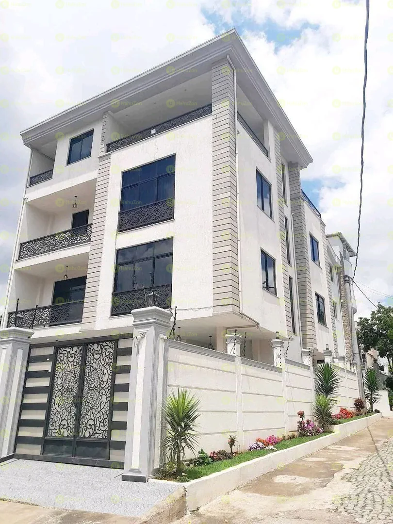 300 ካሬ የሚሸጥ G+3 ቤት በመሪ