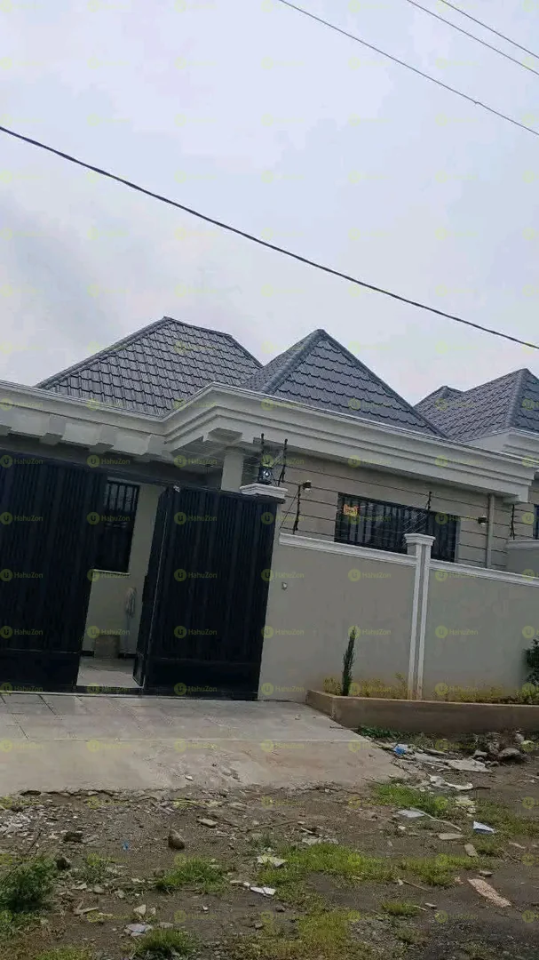 153 ካሬ የሚሸጥ ዘመናዊ ቪላ ቤት በሰሚት