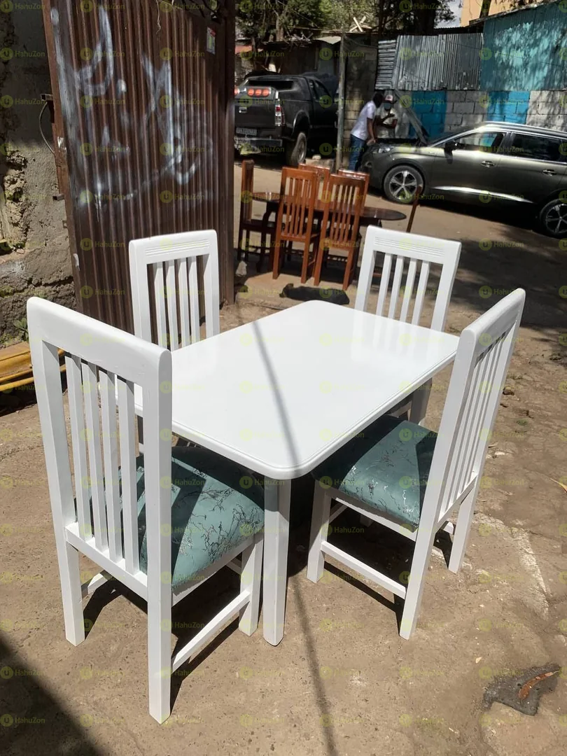 ባለ 4 ወንበር የምግብ ጠረጴዛ