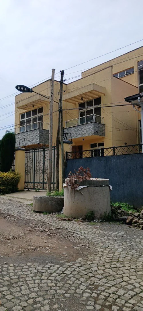 300 ካሬ የሚሸጥ G+1 ቤት በአያት