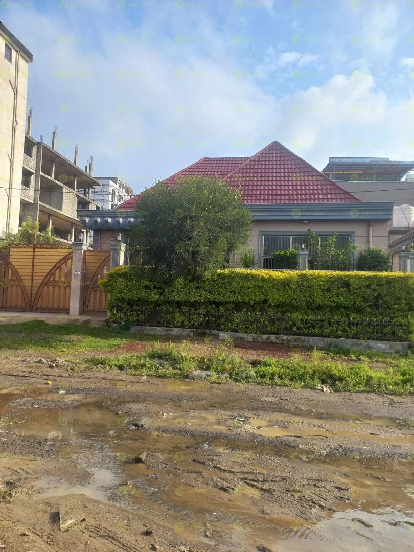 300 ካሬ የሚሸጥ ቪላ ቤት በአያት