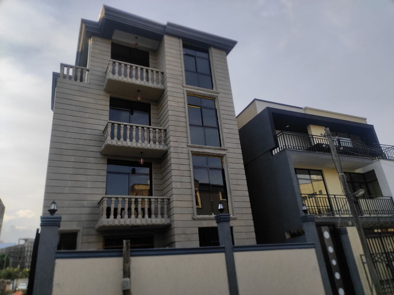 116 ካሬ የሚሸጥ ጂ+3 ቤት በሰፈራ አያት