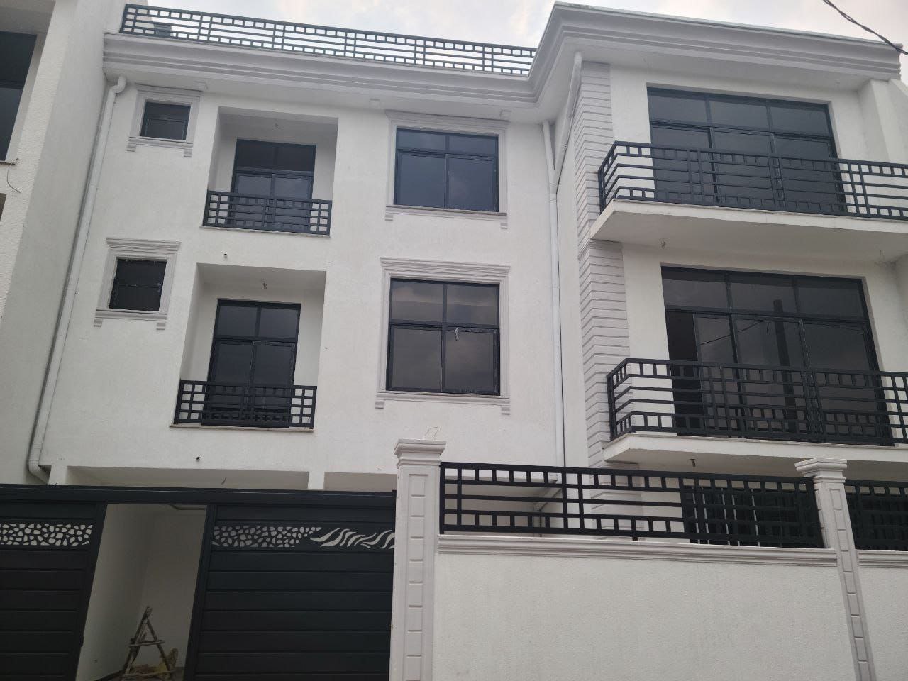 200 ካሬ የሚሸጥ ዘመናዊ መኖሪያ ቤት በወሰን