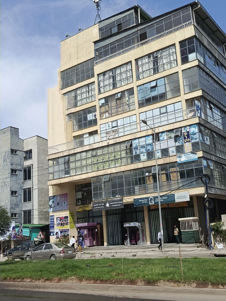 450 ካሬ የሚሸጥ G+7 ህንጻ በአያት