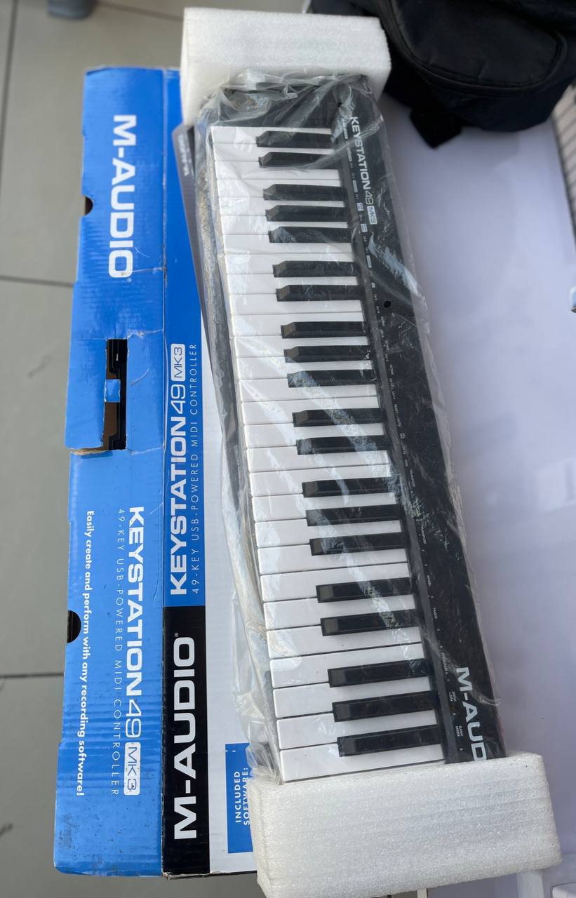 M - Audio Key Station V49 Box Guitar