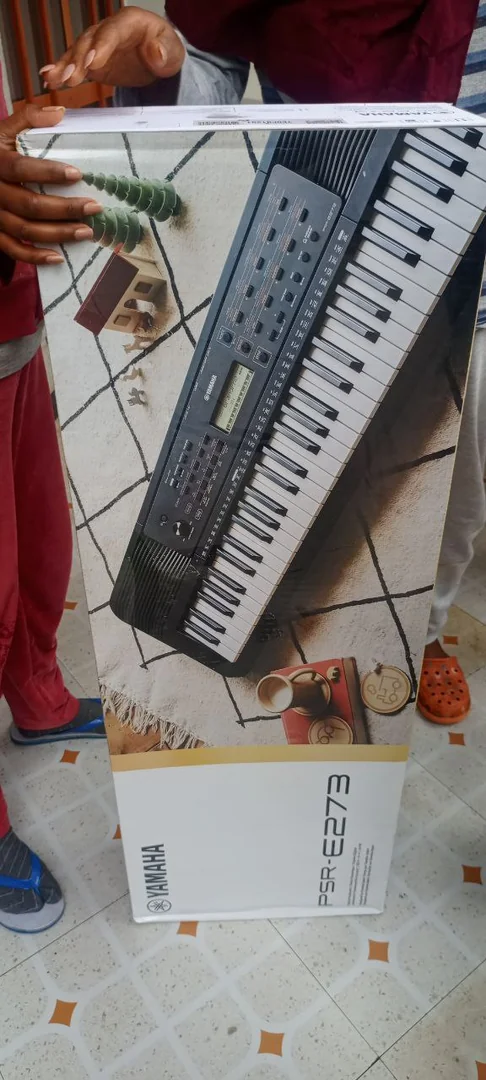 Yamaha PSR E273 Keyboard