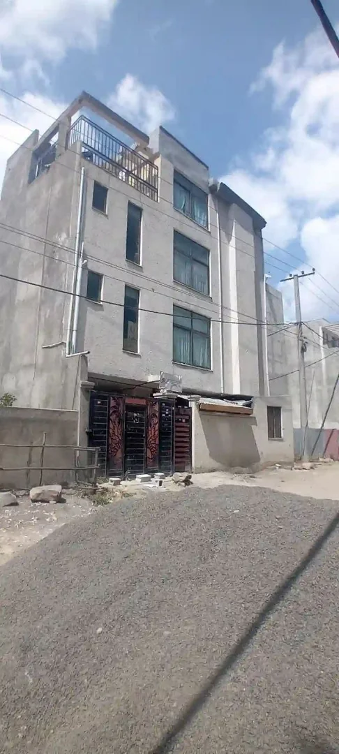 90 ካሬ የሚሸጥ G+3 ቤት በአያት