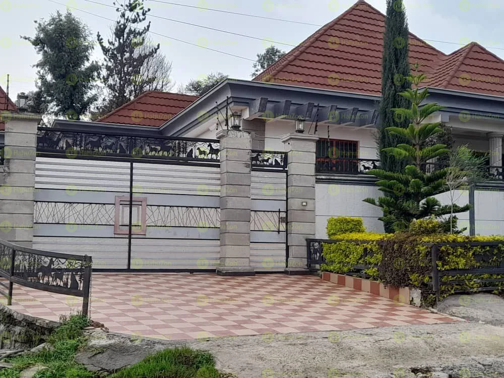 300 ካሬ የሚሸጥ ቪላ ቤት በሰሚት