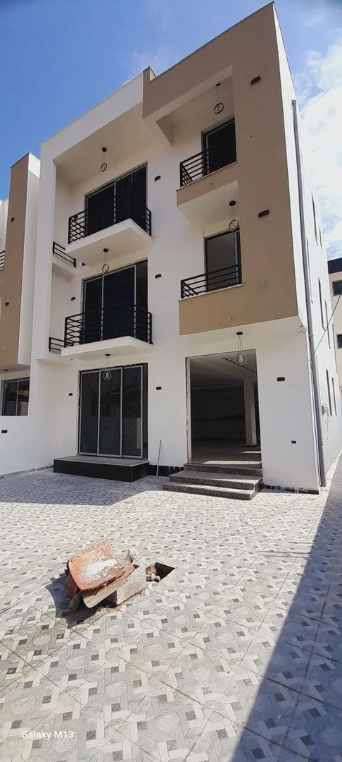 250 ካሬ የሚሸጥ G+2 ቤት በአያት ዞን