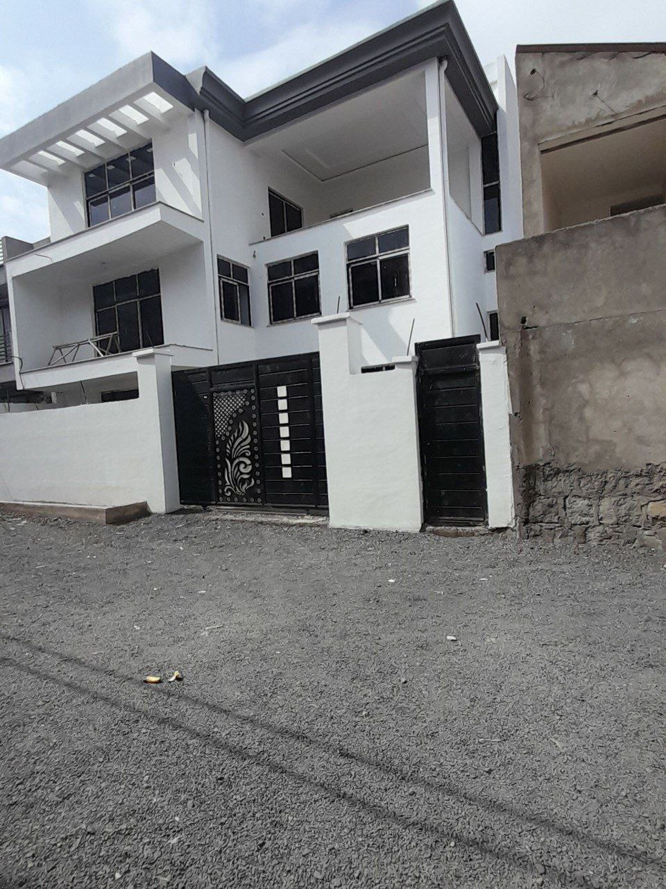 250 ካሬ የሚሸጥ G+2 ቤት በአያት