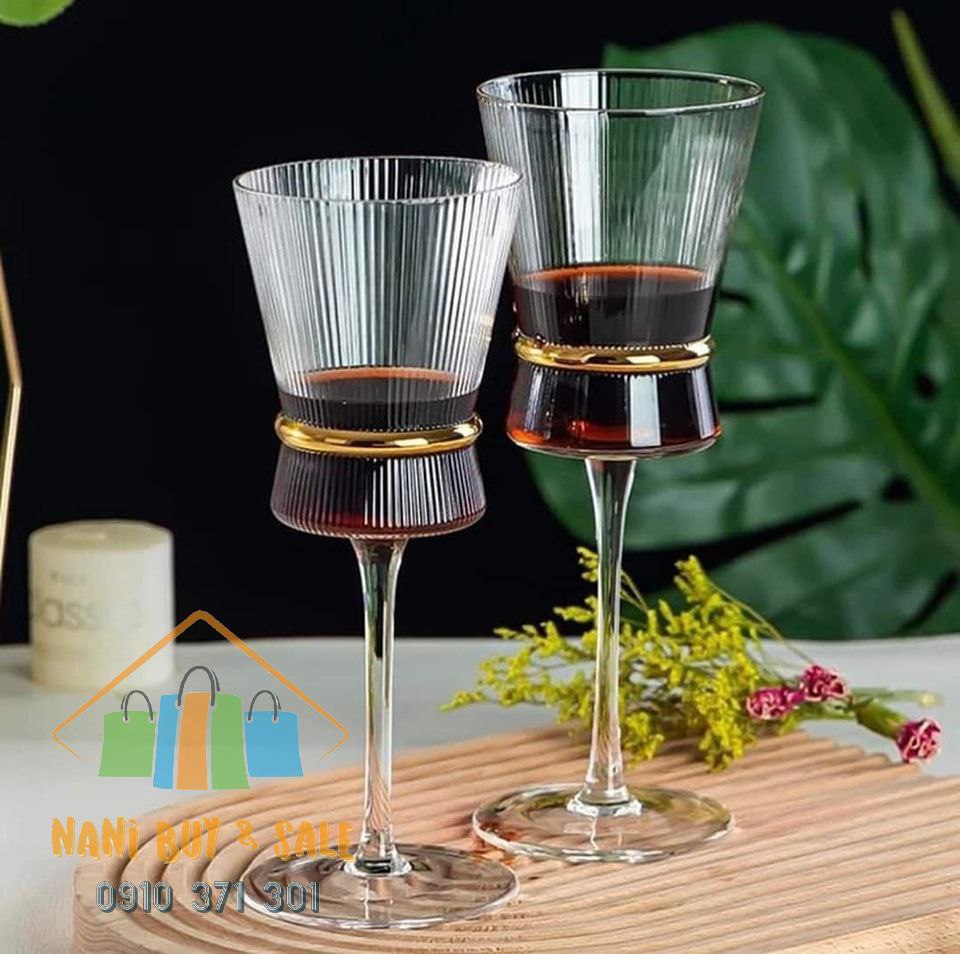 ኳሊቲ እና ውብ የሻምፓይን እና የጁስ ብርጭቆ