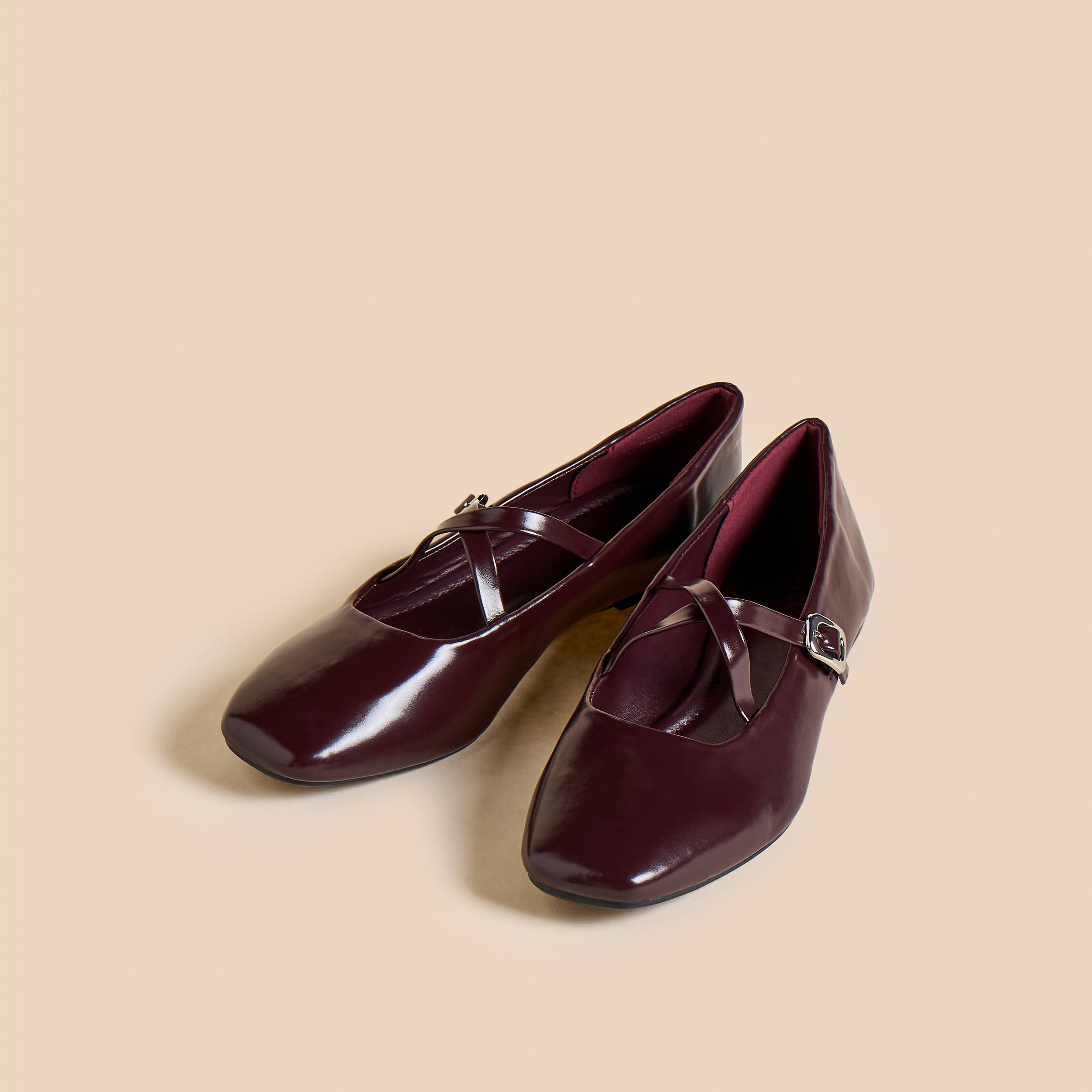 Max Criss Cross Strap Ballerina Shoe With Buckle Closure