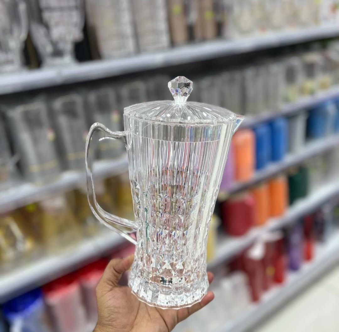 ከአክሪሊክ 2 ሊትር የሚይዝ የመጠጥ ጆግ።