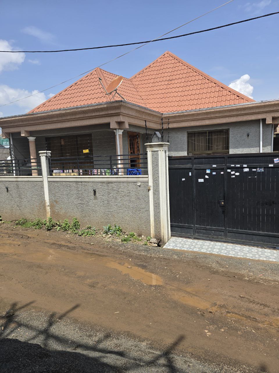 250 ካሬ የሚሸጥ ቪላ ቤት በሰሚት