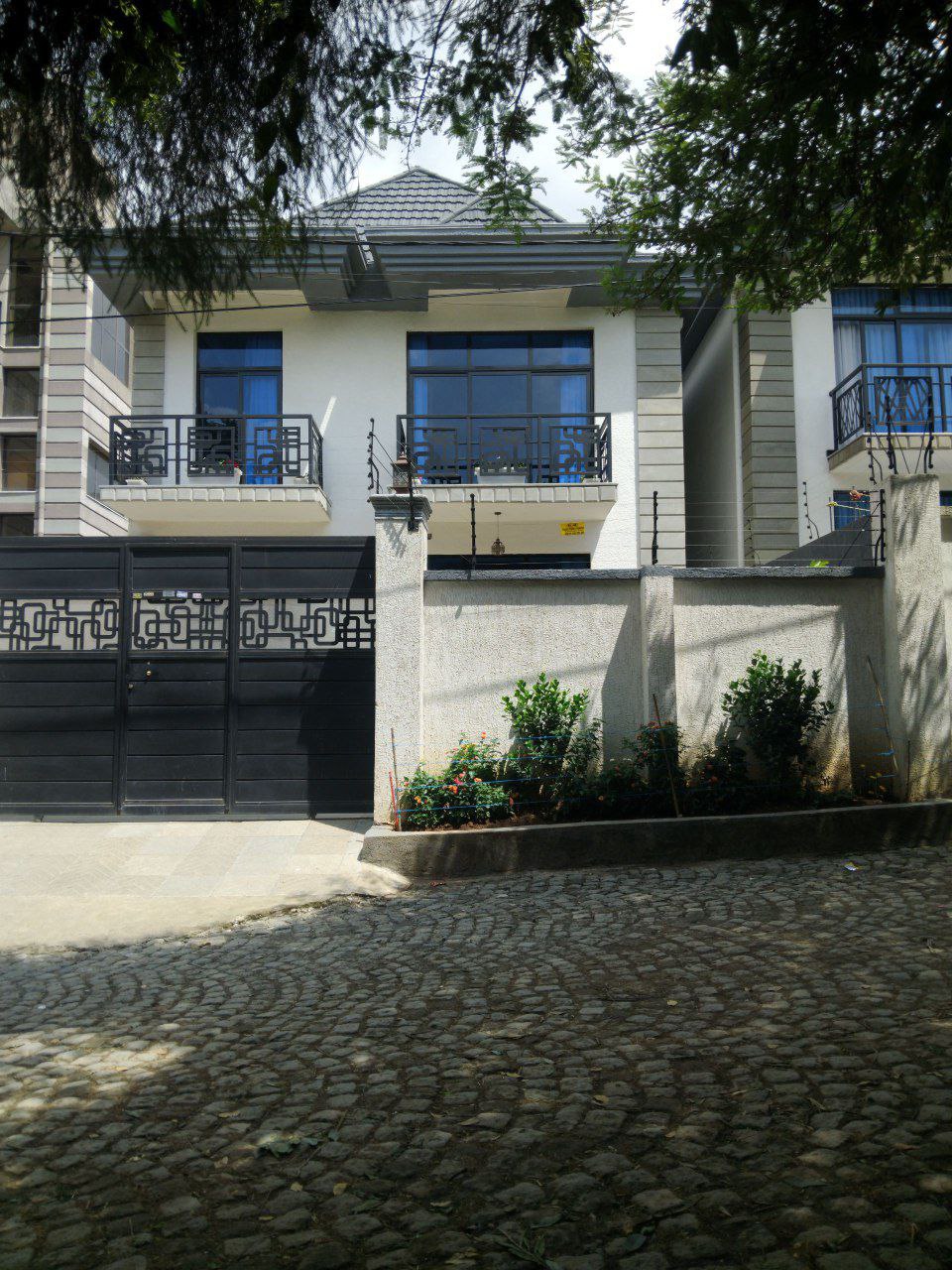 250 ካሬ የሚሸጥ G+1 ቤት በአያት ዞን