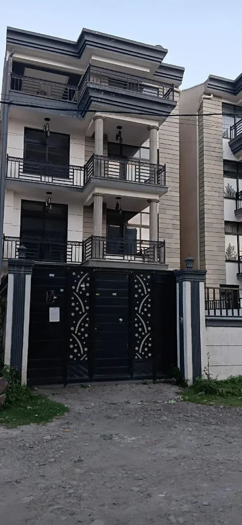 225 ካሬ የሚሸጥ ቤት በአያት