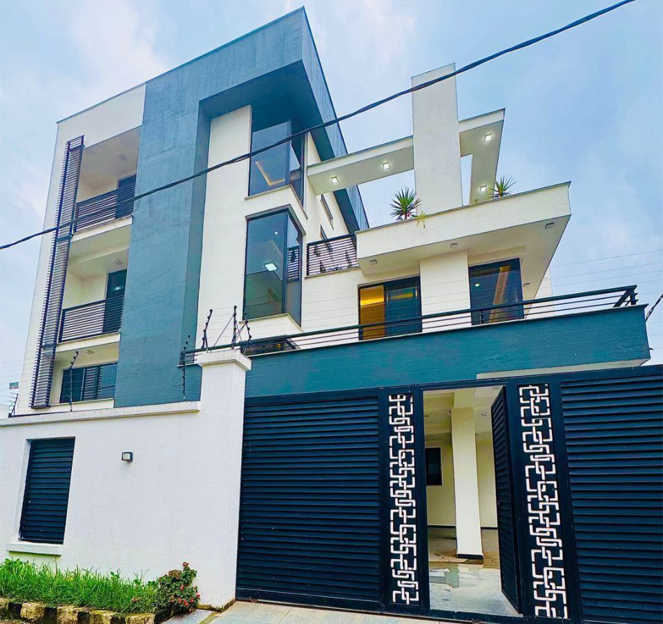 230 ካሬ የሚሸጥ G+2 ቤት በመገናኛ