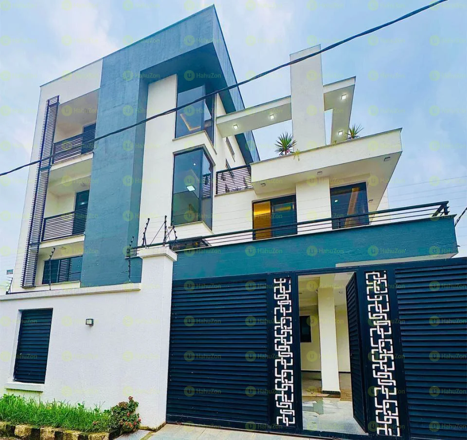 230 ካሬ የሚሸጥ G+2 ቤት በመገናኛ