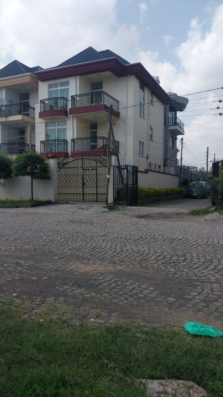 175 ካሬ የሚሸጥ G+2  ቤት በሰሚት ዋሽንግተን