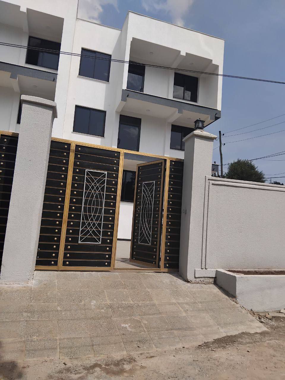 175 ካሬ የሚሸጥ ቤት በአዲሱ ገበያ