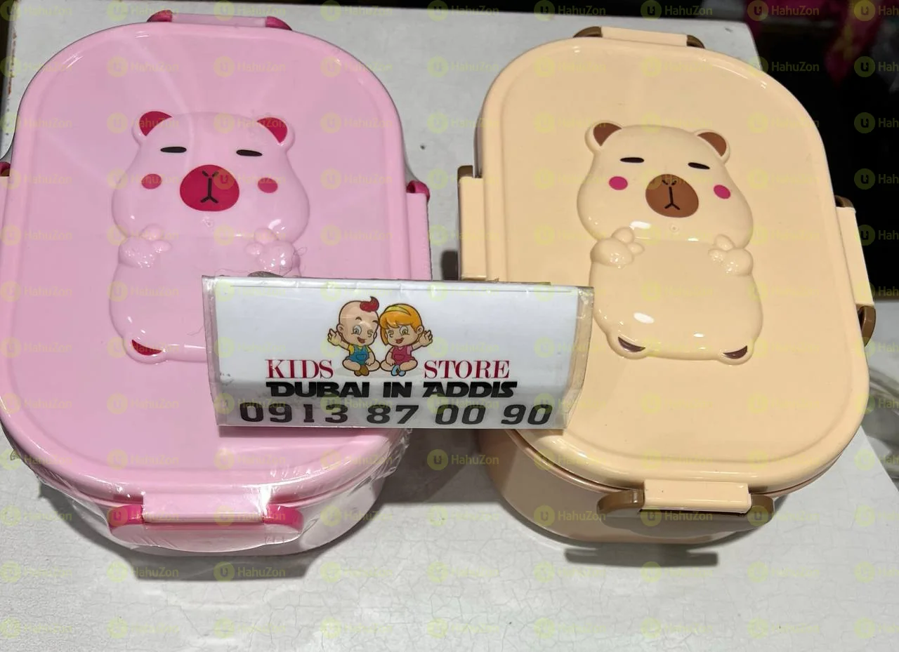 የምሳ እቃ ከማንኪያ ጋር