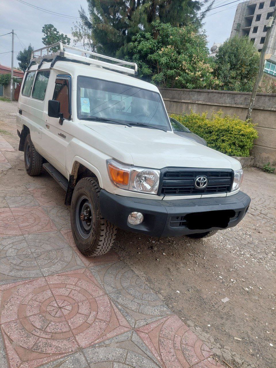 2013 Model-Toyota Land Cruiser - Long Beze