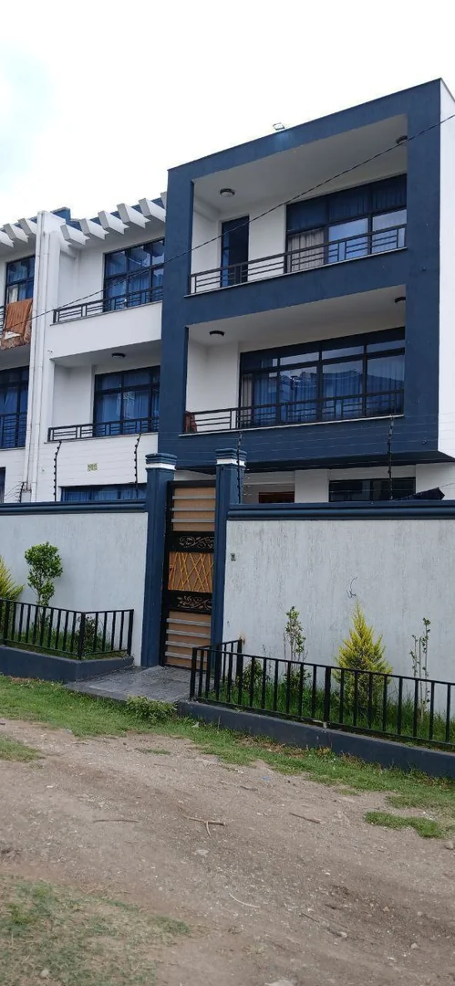 250 ካሬ የሚሸጥ ዘመናዊ G+2 ቤት በሰሚት