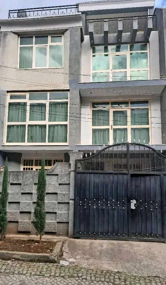 94 ካሬ የሚሸጥ G+2 ቤት በሰሚት ፍየል ቤት