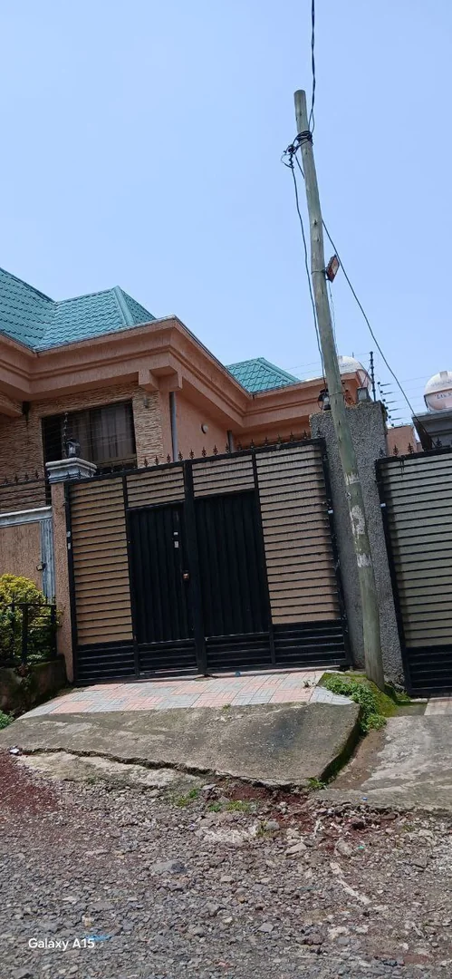 175 ካሬ የሚሸጥ ቤት በሰሚት