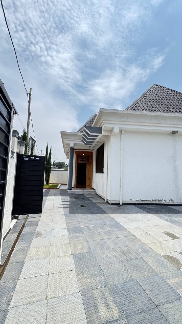 300 ካሬ የሚሸጥ ዘመናዊ ቪላ ቤት በሰሚት