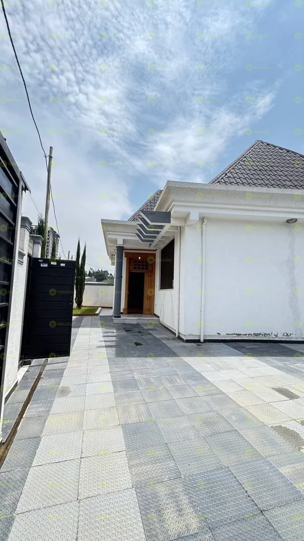 300 ካሬ የሚሸጥ ዘመናዊ ቪላ ቤት በሰሚት