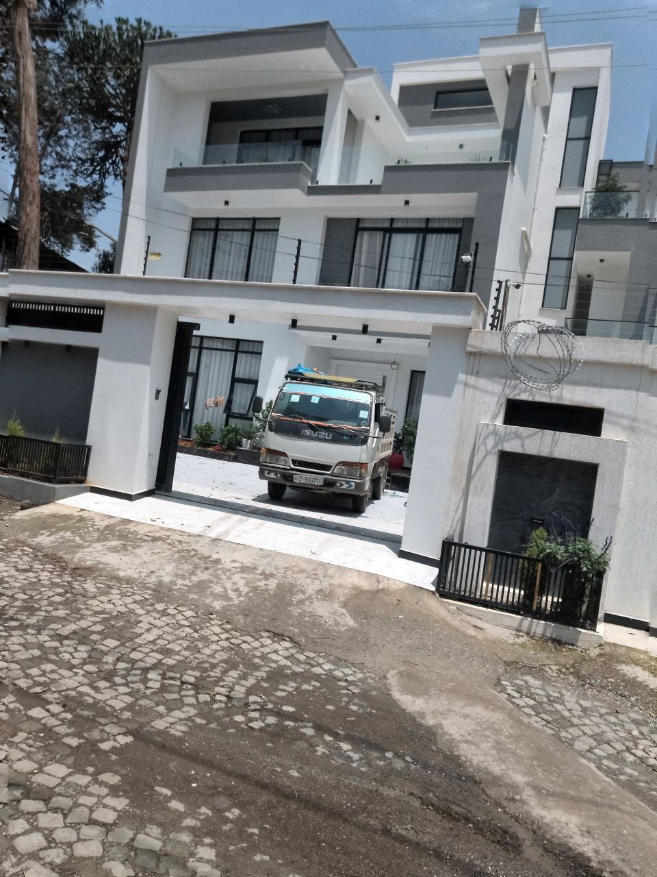 325 ካሬየሚሸጥ G+2 ቤት በላምበርት