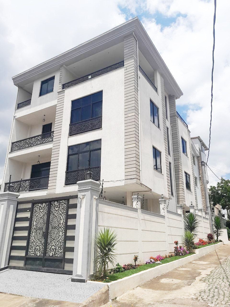 300 ካሬ የሚሸጥ G+3 ቤት በመሪ