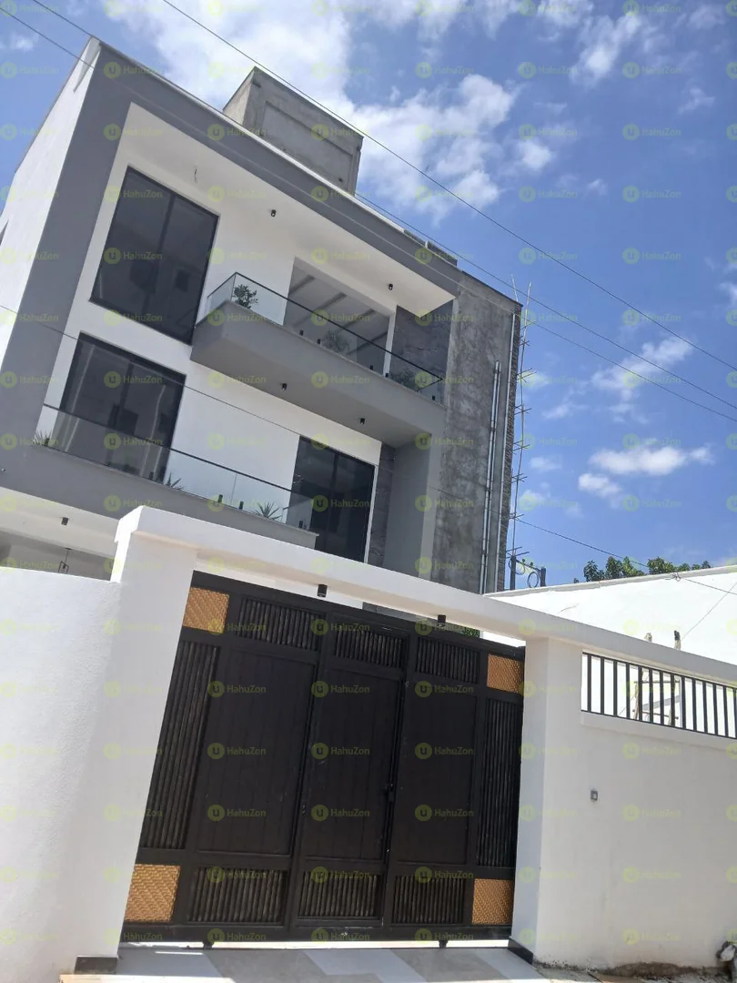 165 ካሬ የሚሸጥ G+2 ዘመናዊ መኖሪያ ቤት በሴንቼሪ ሞል ጉርድ ሾላ