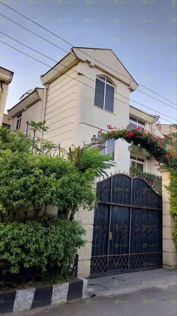 300 ካሬ የሚሸጥ G+2  ቤት በጃክሮስ