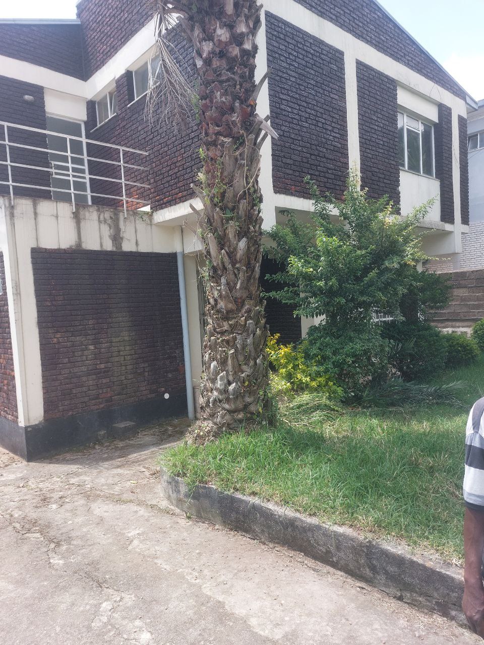 300 ካሬ የሚሸጥ G+1 ቤት በአያት  ዞን  8