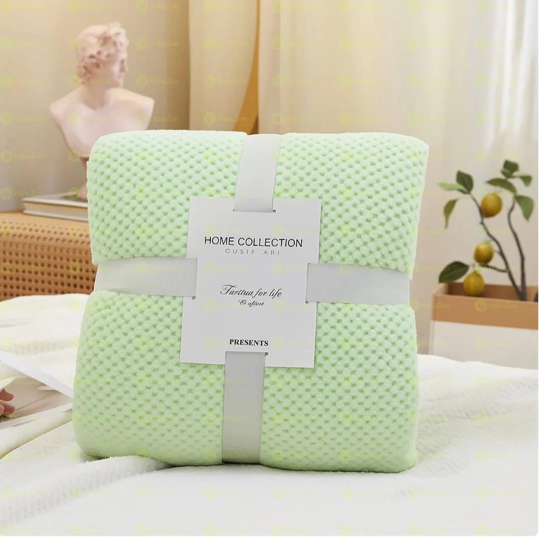 ጋቢ ለምኔ ሶፋ ላይ ቁጭ ሲሉ ትከሻ ላይ ጣል የሚደረግ