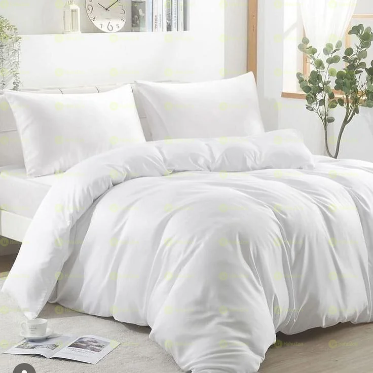 ውብ እና ምቹ ነጭ ኮንፈርቶች