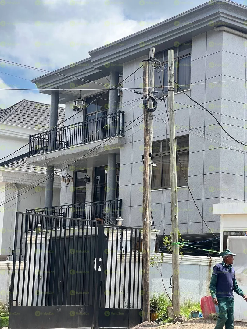 250 ካሬ የሚሸጥ G+2  ቤት በአያት