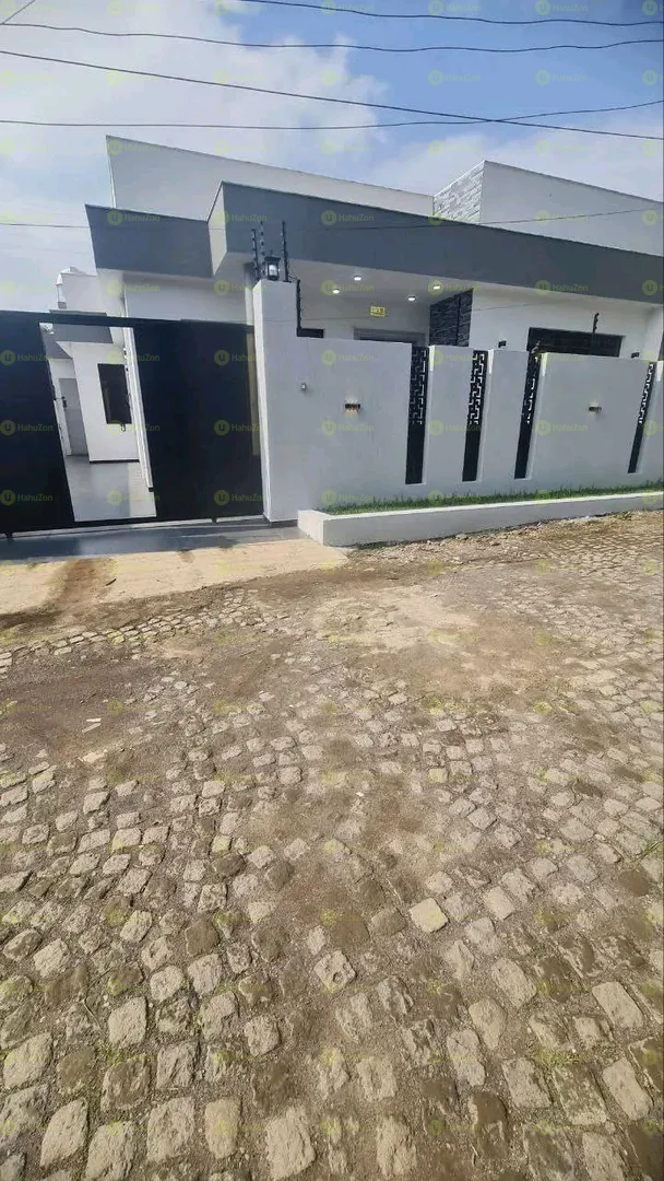 300 ካሬ የሚሸጥ ዘመናዊ ቤት በአያት ዞን ውስጥ